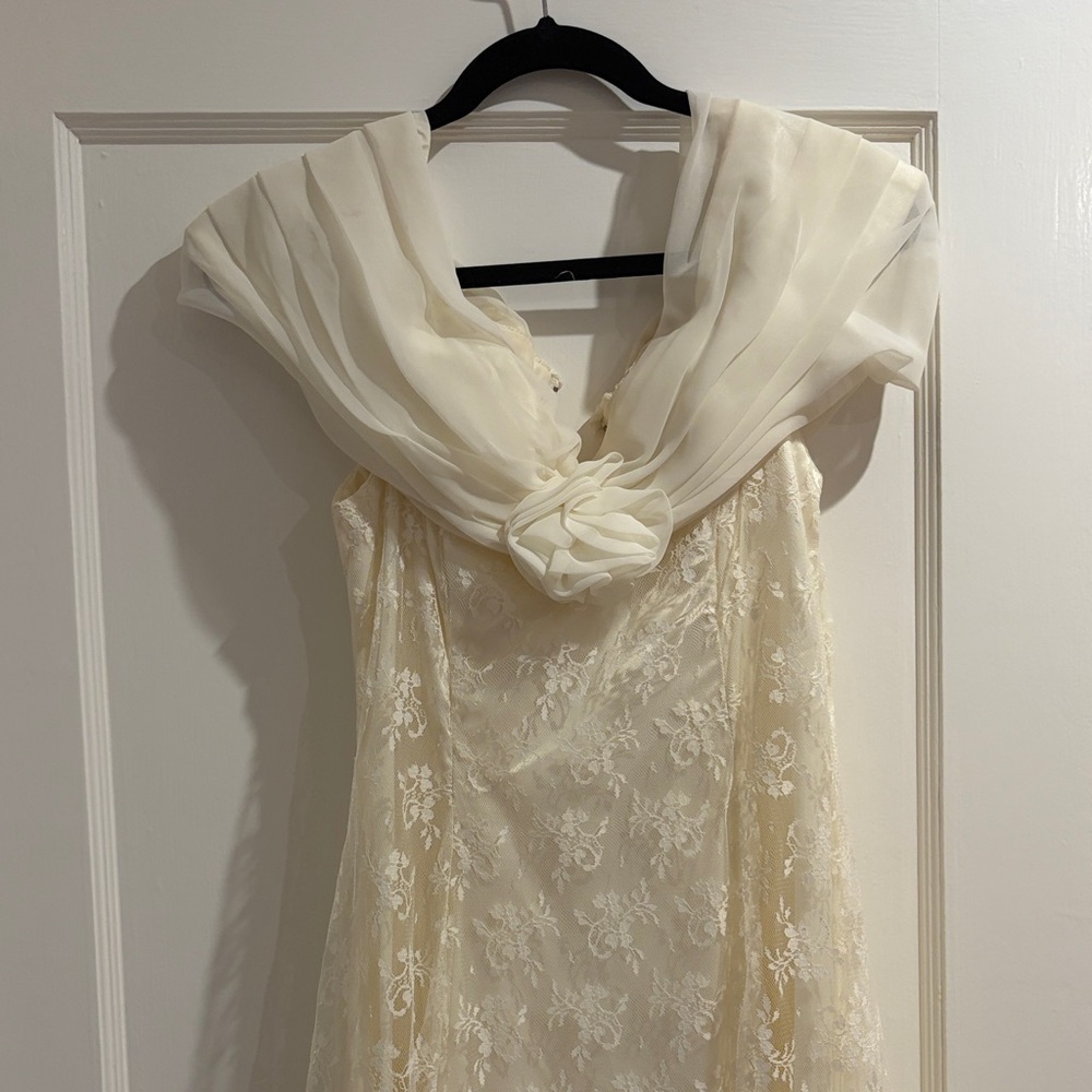 Elegant Cream Lace Evening Dress